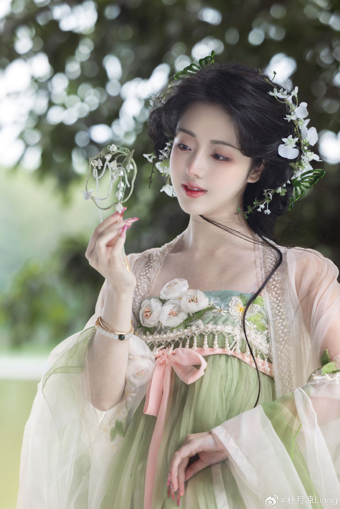 The Elderly in Chinese Traditional Tang Costumes:A Cultural Journey The Elderly in Chinese Traditional Tang Costumes:A Cultural Journey