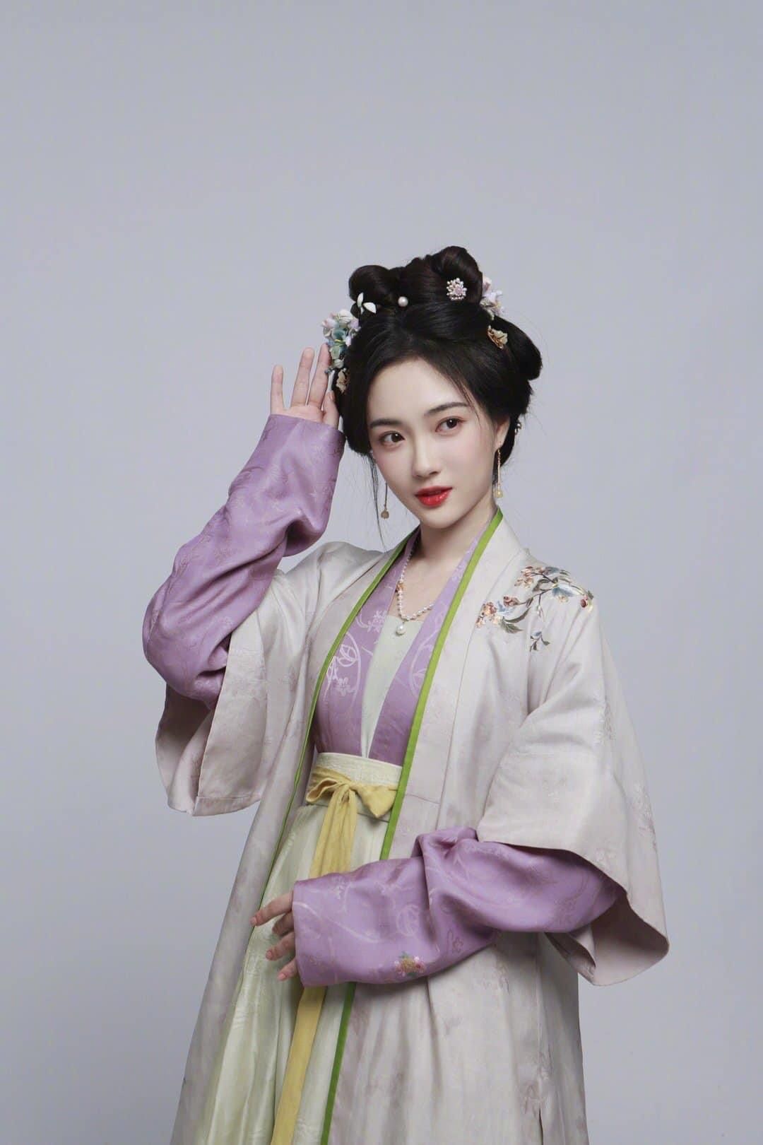 White Cheongsam Dress:A Tale of a Young Girls Elegance White Cheongsam Dress:A Tale of a Young Girls Elegance