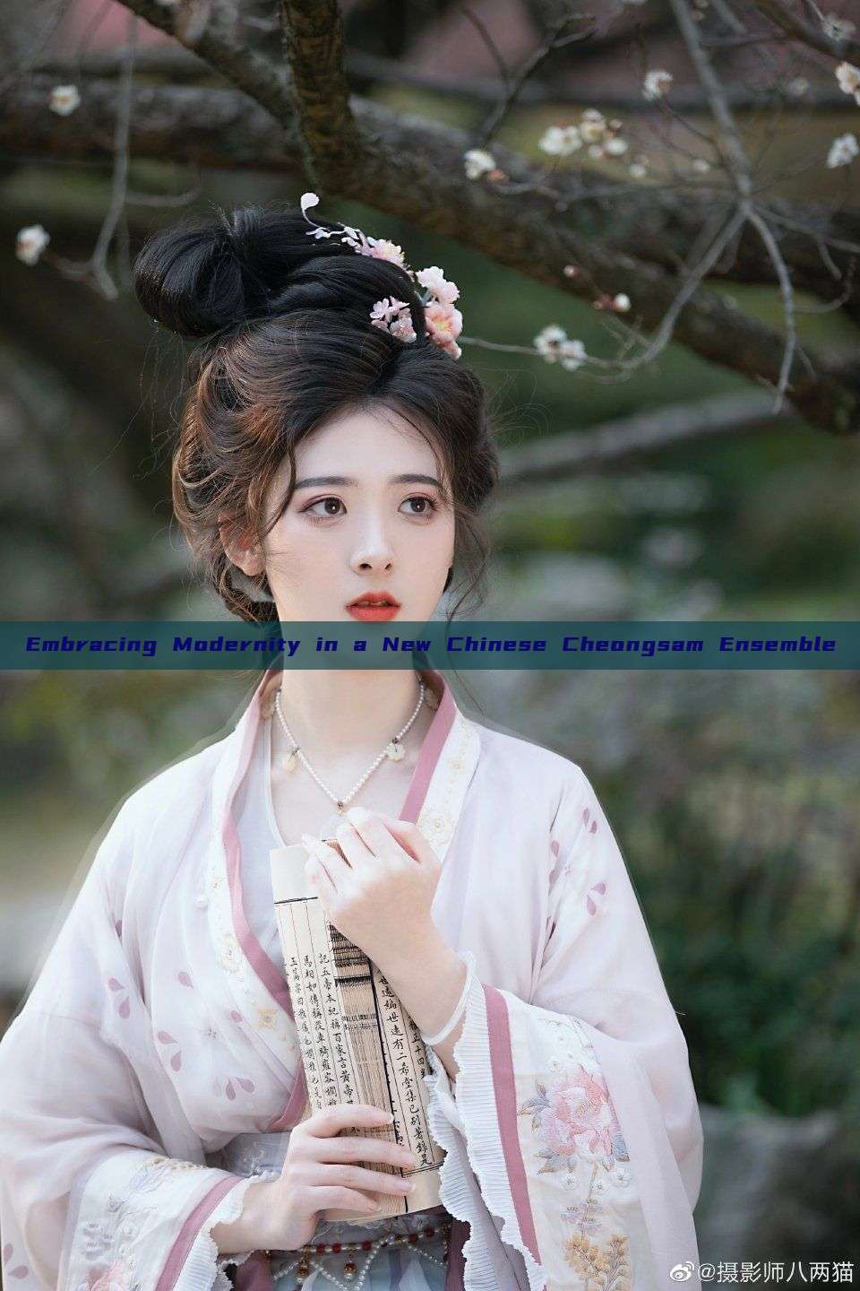 Embracing Modernity in a New Chinese Cheongsam Ensemble Embracing Modernity in a New Chinese Cheongsam Ensemble