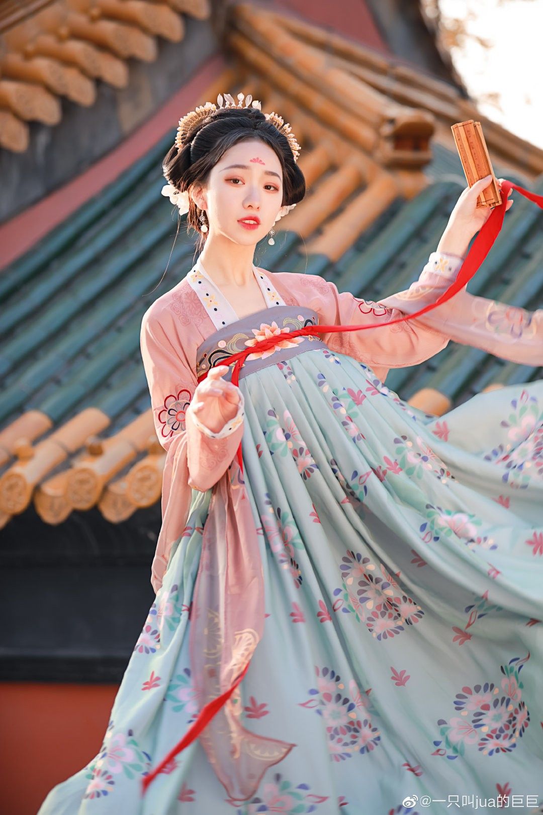 The Rise of Collar-Free Cheongsam Skirts:Embracing the Low-neck Trend The Rise of Collar-Free Cheongsam Skirts:Embracing the Low-neck Trend