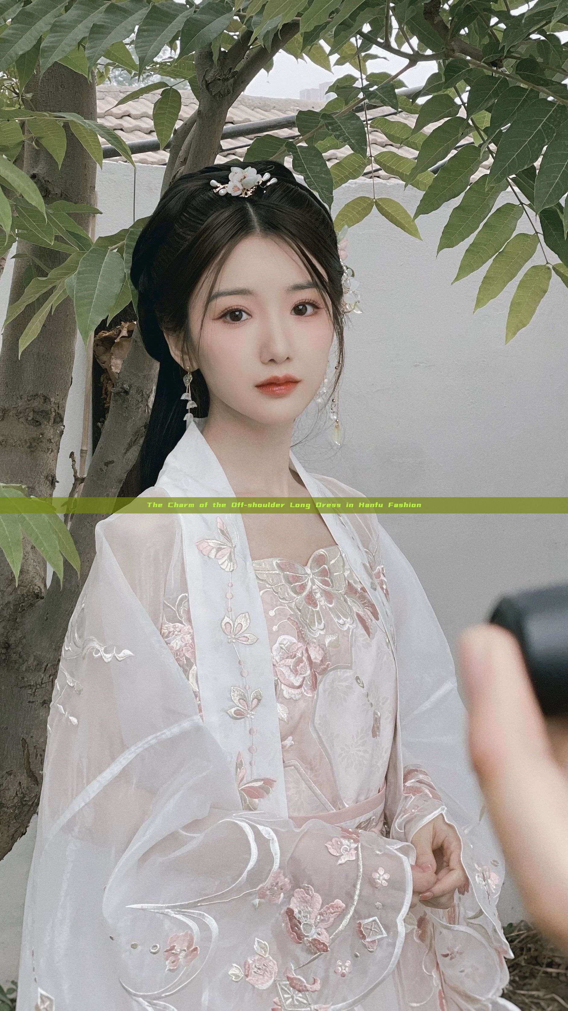 The Charm of the Off-shoulder Long Dress in Hanfu Fashion The Charm of the Off-shoulder Long Dress in Hanfu Fashion