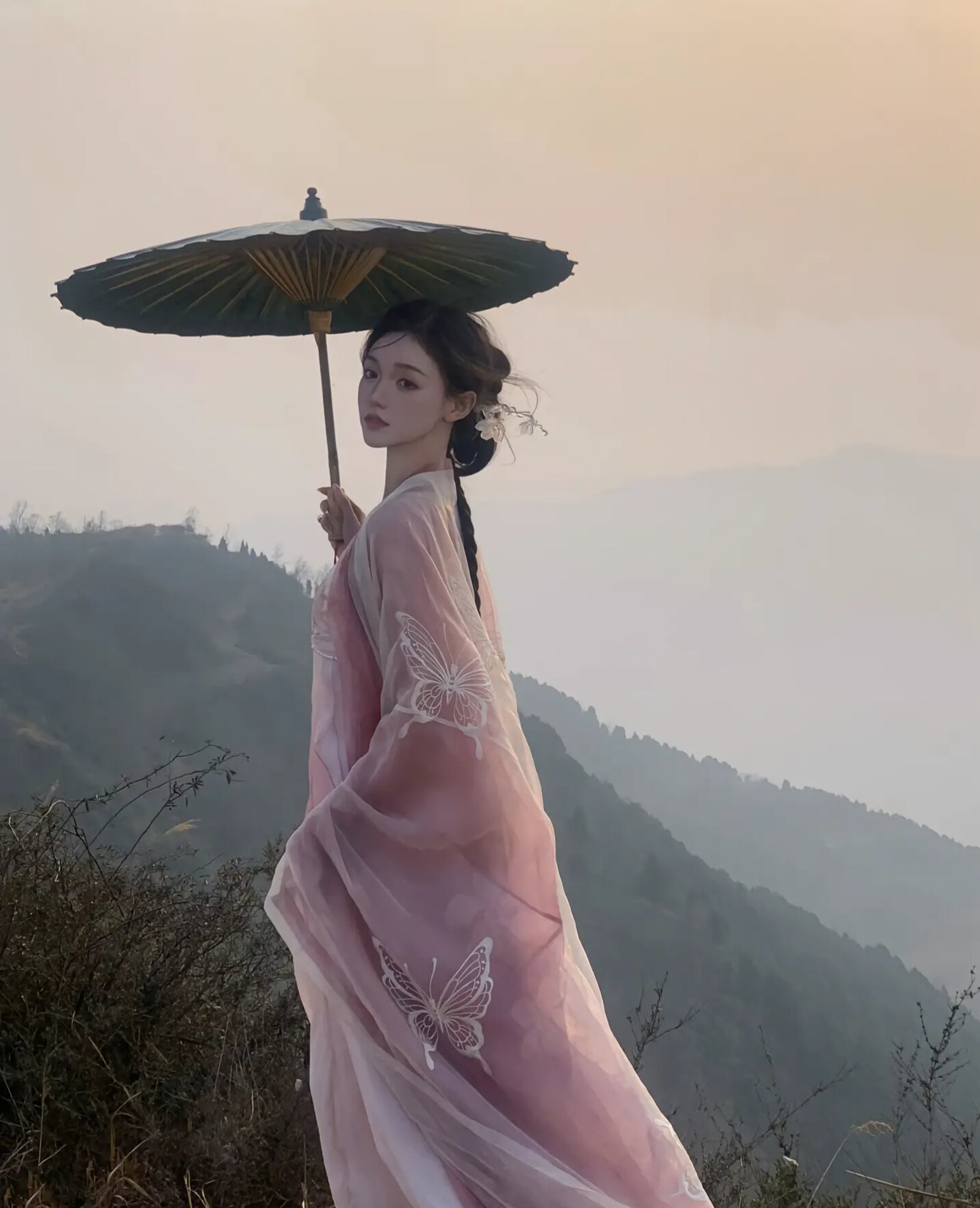 Traditional Cheongsam Fashion:Embracing the Elegance of Qipao Hairstyles and Headwear Traditional Cheongsam Fashion:Embracing the Elegance of Qipao Hairstyles and Headwear