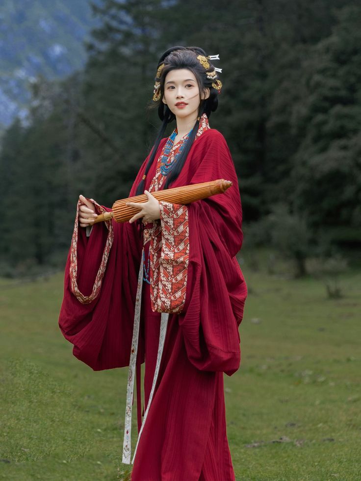 Modern Commuting in Purple:The Evolution of Hanfu Fashion Modern Commuting in Purple:The Evolution of Hanfu Fashion