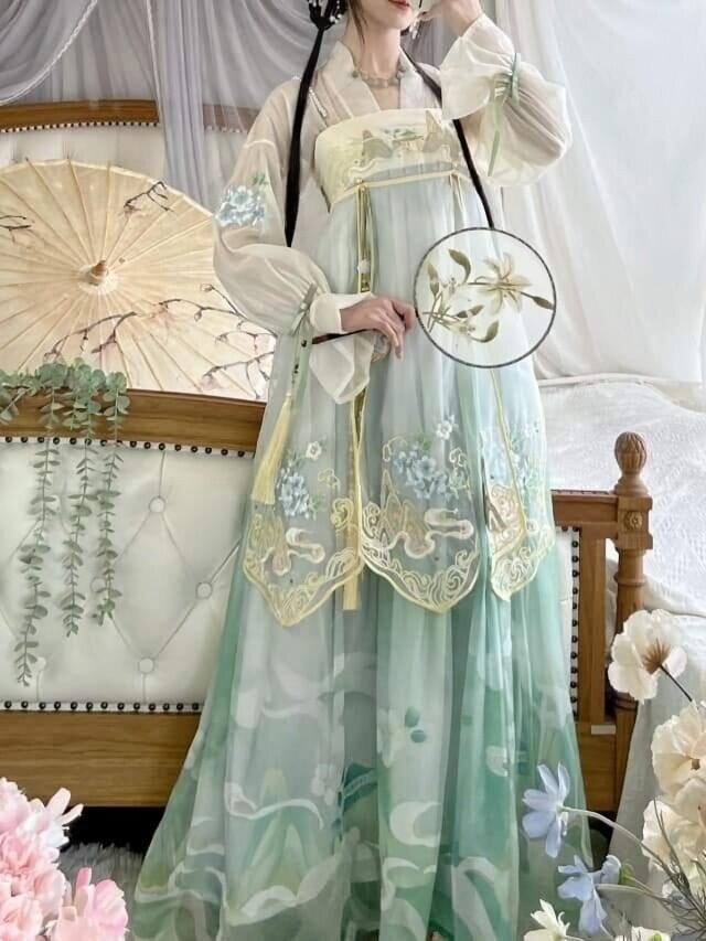 The Pleated Skirt with Seven Horseface Panels:A Traditional Beauty in Chinese Fashion The Pleated Skirt with Seven Horseface Panels:A Traditional Beauty in Chinese Fashion