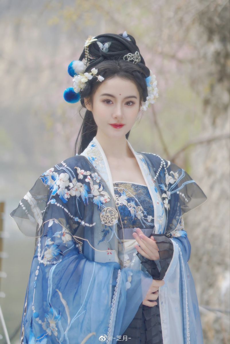 Black Autumn-Winter Fashion:The Elegance of Horseface Skirt and Coats Black Autumn-Winter Fashion:The Elegance of Horseface Skirt and Coats