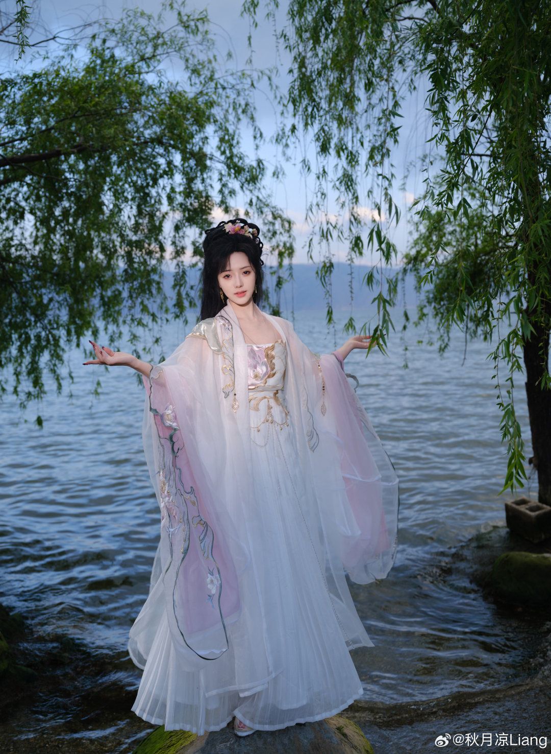 Handcrafted Qipao for Autumn-Winter:A Blend of Tradition and Warmth Handcrafted Qipao for Autumn-Winter:A Blend of Tradition and Warmth