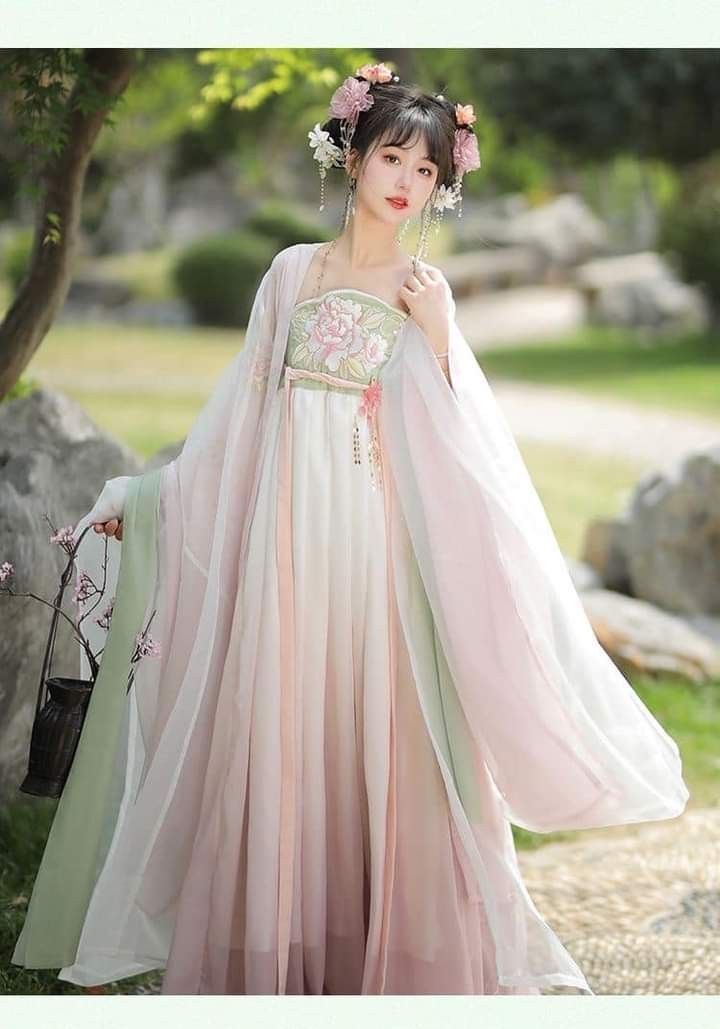 Reimagining Traditional Chinese Elegance:The Evolution of Retro-Inspired Qipao Reimagining Traditional Chinese Elegance:The Evolution of Retro-Inspired Qipao
