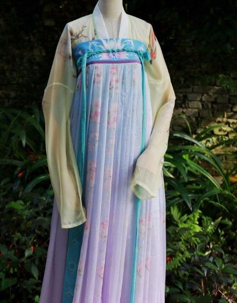 Costumes and Props for a Splendid Hanfu Performance:An Insight into Traditional Chinese Elegance Costumes and Props for a Splendid Hanfu Performance:An Insight into Traditional Chinese Elegance