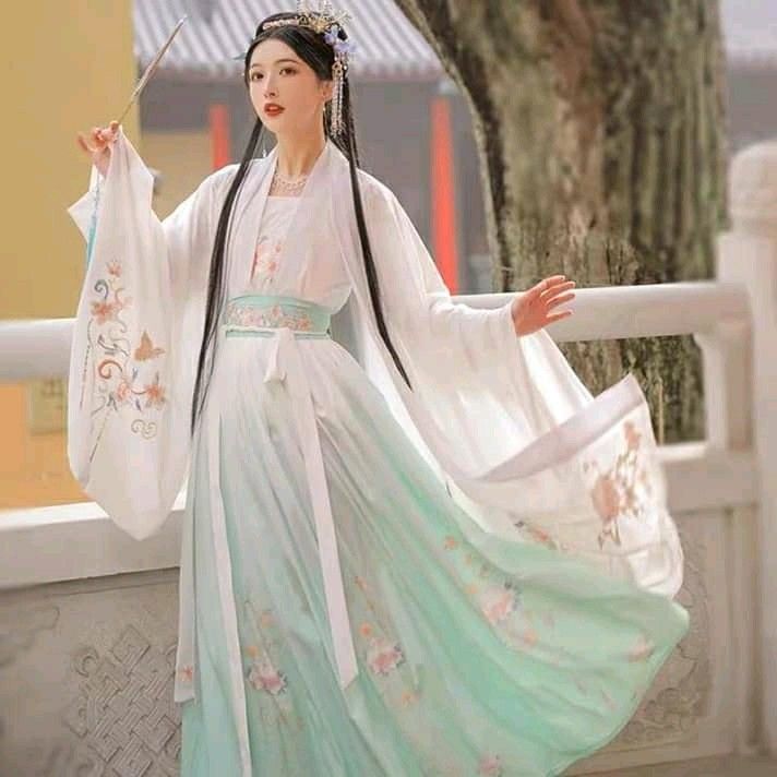 The Elegance of an Aoi-Colored Hanfu Cheongsam with Waist-Length Sleeves The Elegance of an Aoi-Colored Hanfu Cheongsam with Waist-Length Sleeves