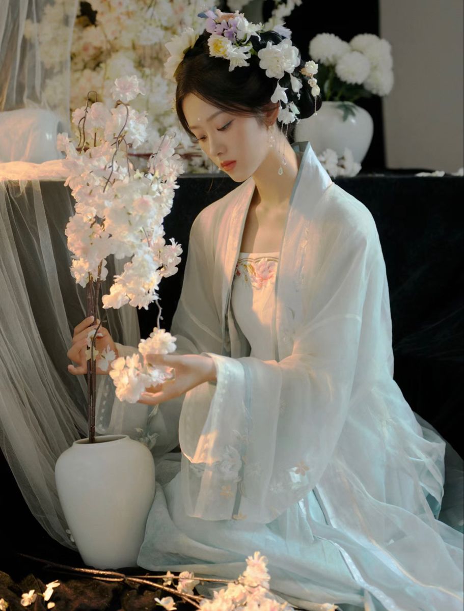 Charming in Miniature:The Beautiful Allure of Hanfu for Short-Statured Fashionistas Charming in Miniature:The Beautiful Allure of Hanfu for Short-Statured Fashionistas