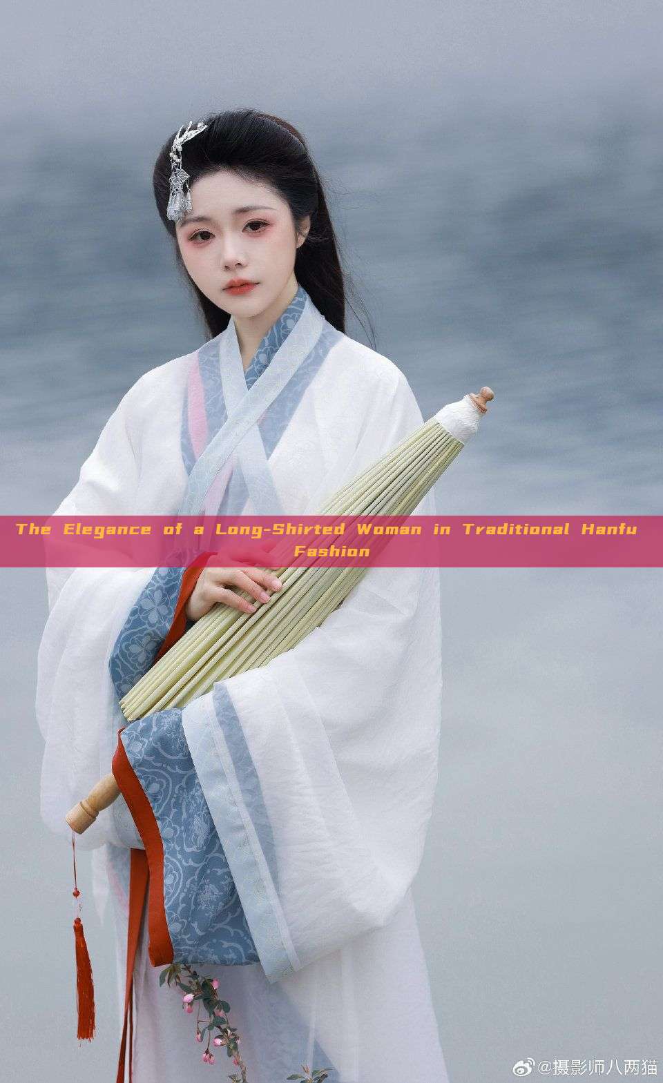 The Elegance of a Long-Shirted Woman in Traditional Hanfu Fashion The Elegance of a Long-Shirted Woman in Traditional Hanfu Fashion
