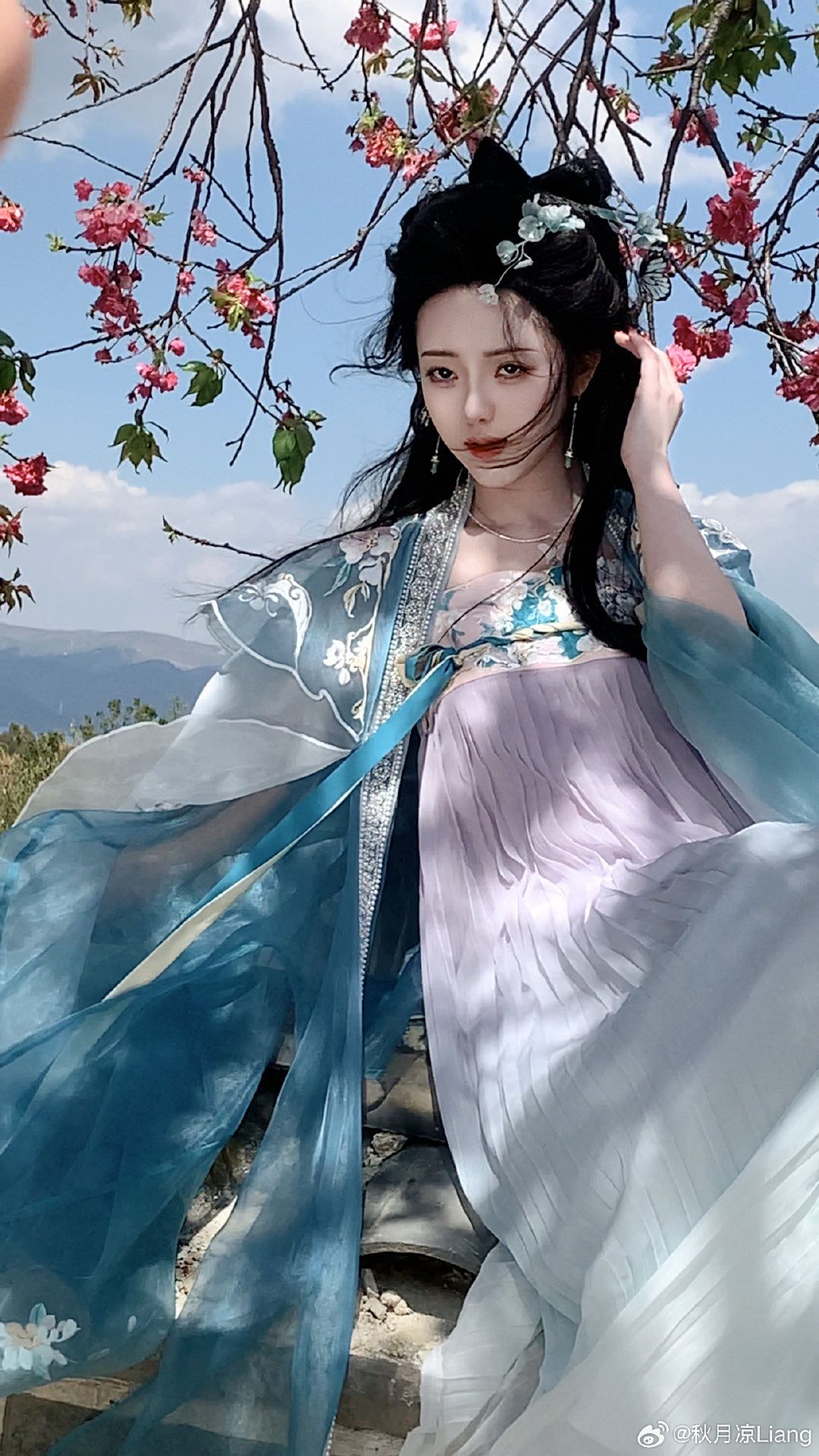 Reimagining Traditional Cheongsam:The Evolution of the Mid-Length Qipao Reimagining Traditional Cheongsam:The Evolution of the Mid-Length Qipao