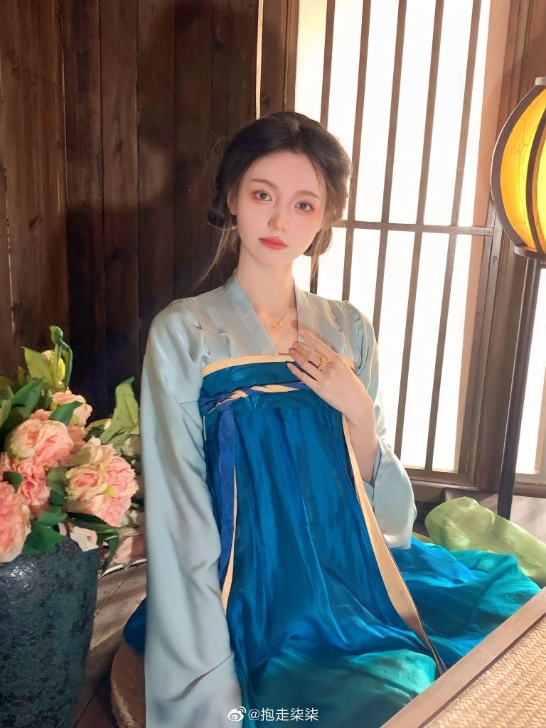 The Rise of Hanfu Hairstyles with Big Hair Buns The Rise of Hanfu Hairstyles with Big Hair Buns