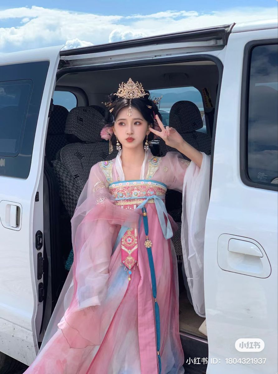 The Short-sleeved Cheongsam Blouse:A Fashion Statement for Modern Women The Short-sleeved Cheongsam Blouse:A Fashion Statement for Modern Women
