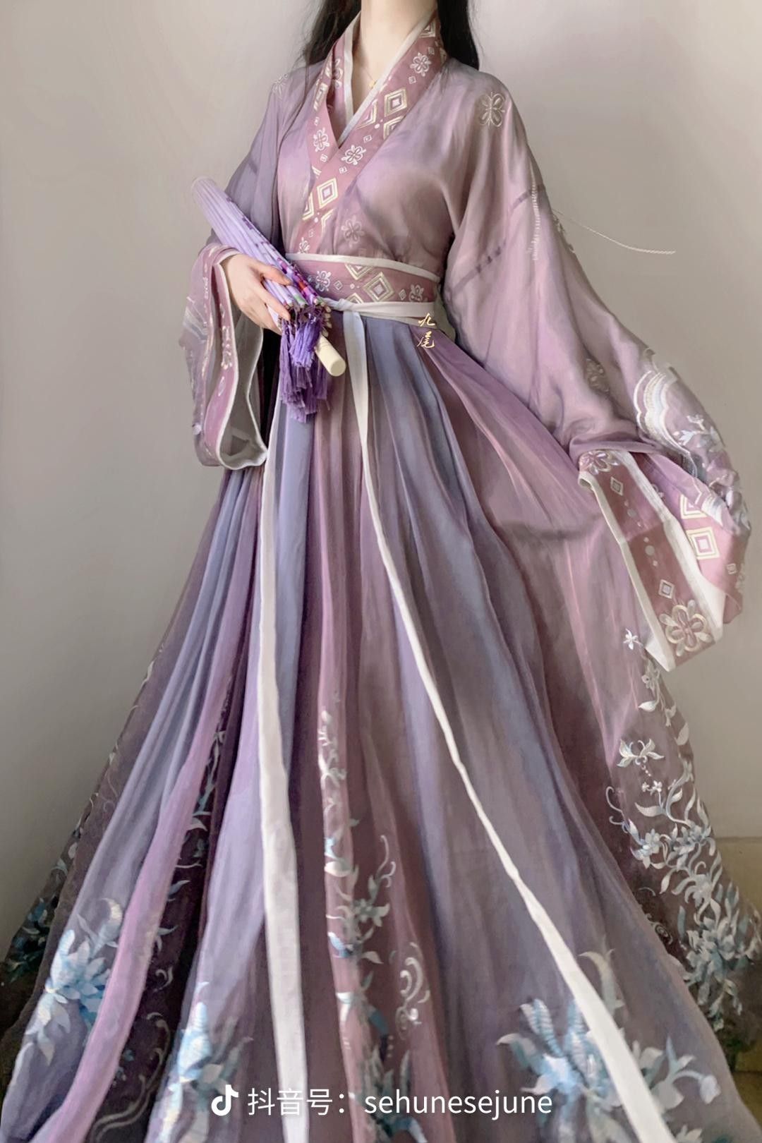 Li Ruotongs Qipao Style:A Glance into the Timeless Charm of Traditional Elegance Li Ruotongs Qipao Style:A Glance into the Timeless Charm of Traditional Elegance