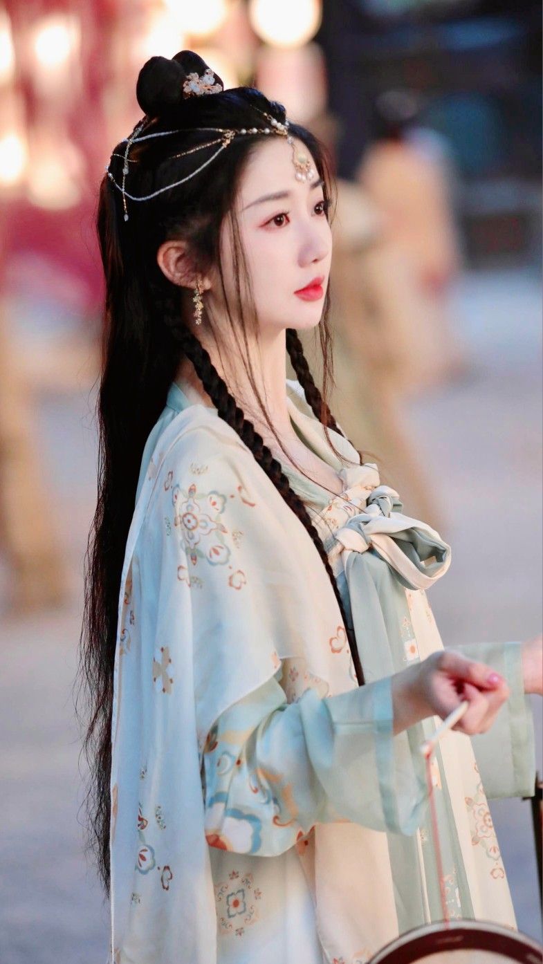 Embracing the Splendor:Headdress of Hanfu Women in the Song Dynasty Embracing the Splendor:Headdress of Hanfu Women in the Song Dynasty