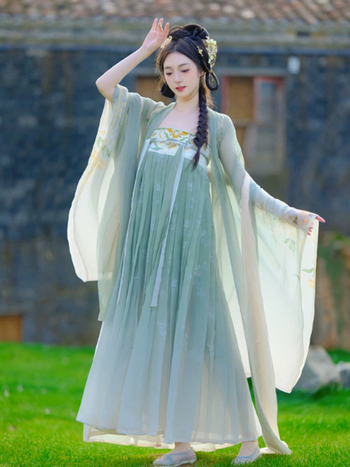 Little Girl in Hanfu Shoes:Exploring the World of Traditional Chinese Clothing in Kindergarten Little Girl in Hanfu Shoes:Exploring the World of Traditional Chinese Clothing in Kindergarten