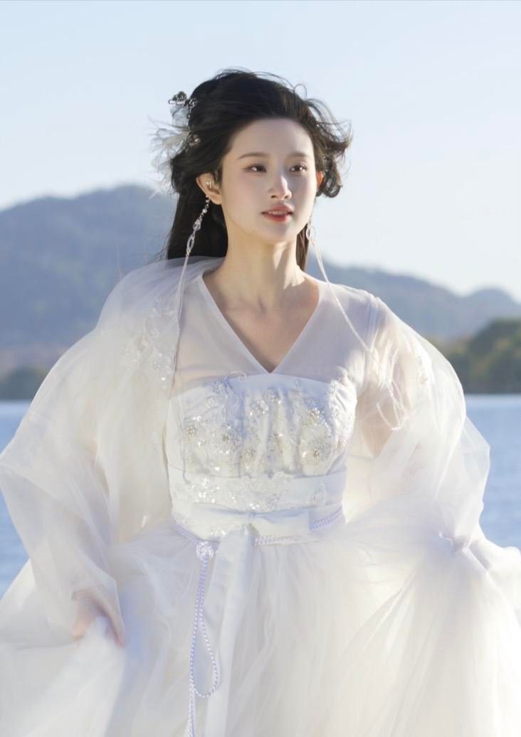 Elegant Hanfu Fans:Womens Tassel Accessories in Traditional Chinese Splendor