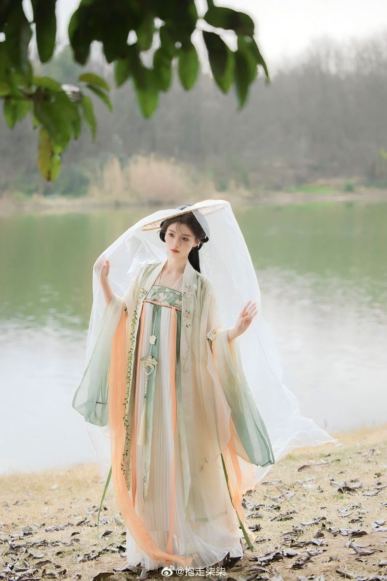 The Charm of Eight-Part Length Horseface Skirt