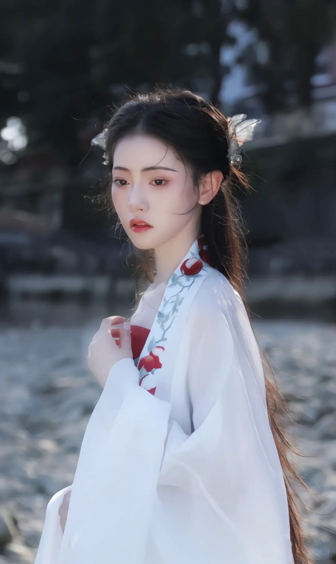 Loose-fitting Cheongsam with Oversized Sleeves:A Traditional Elegance Loose-fitting Cheongsam with Oversized Sleeves:A Traditional Elegance