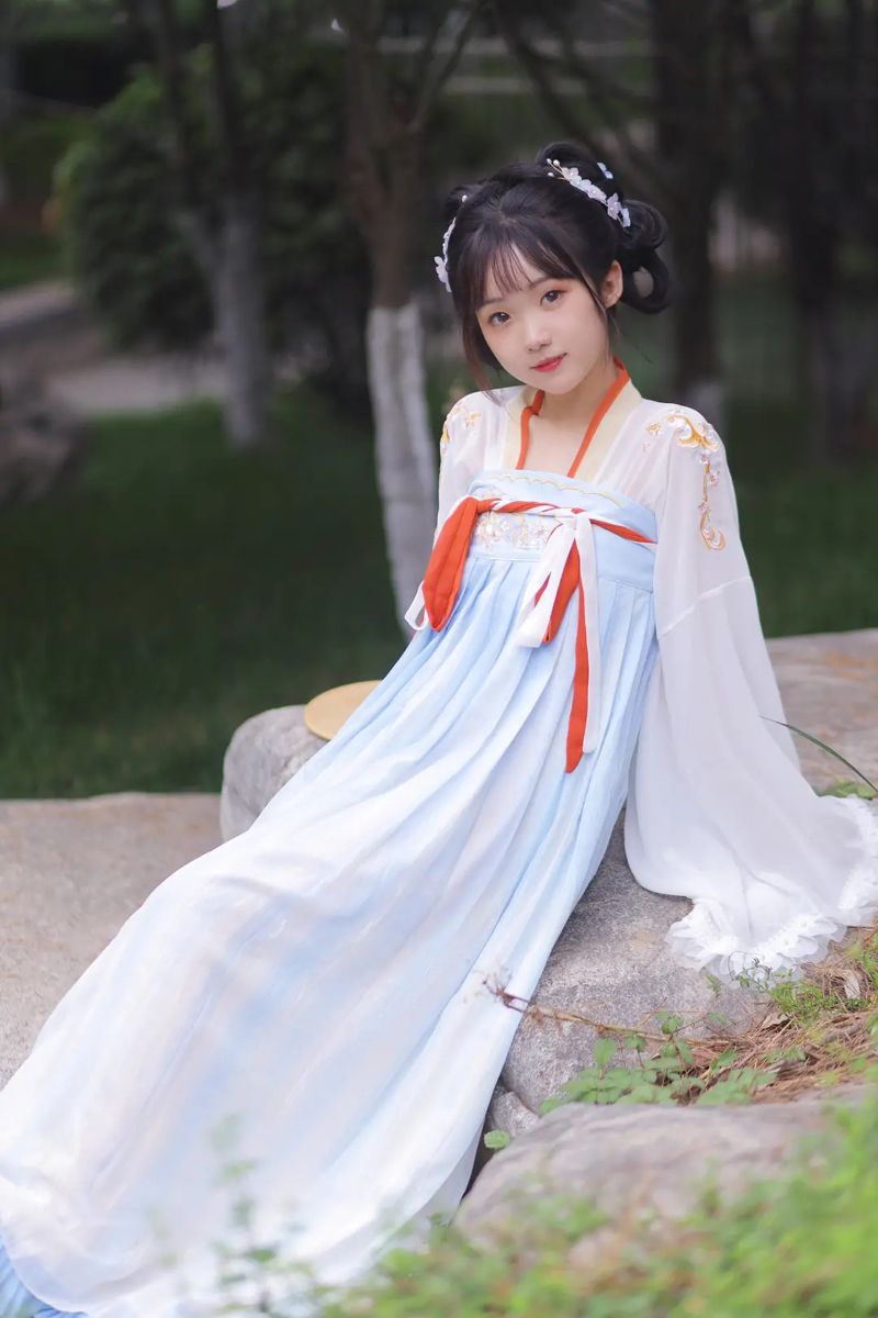 The Charm of Plumage Skirt and Pearl Necklace:A Blend of Ancient Elegance and Modern Glamour The Charm of Plumage Skirt and Pearl Necklace:A Blend of Ancient Elegance and Modern Glamour