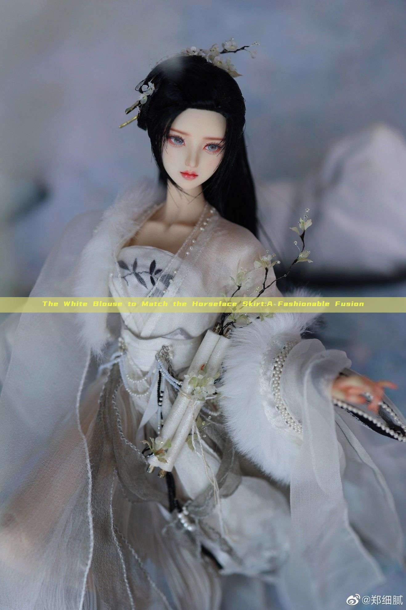 The White Blouse to Match the Horseface Skirt:A Fashionable Fusion The White Blouse to Match the Horseface Skirt:A Fashionable Fusion