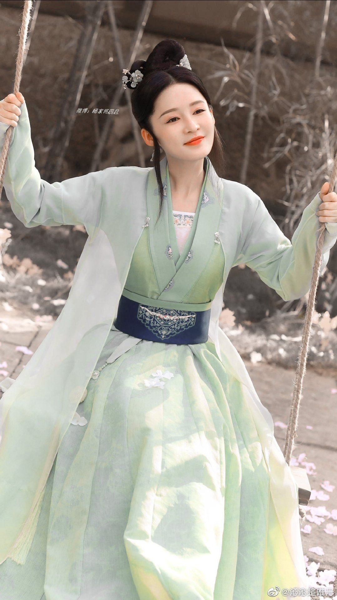 Butterflies Embrace Summer in Traditional Hanfu Fashion Butterflies Embrace Summer in Traditional Hanfu Fashion