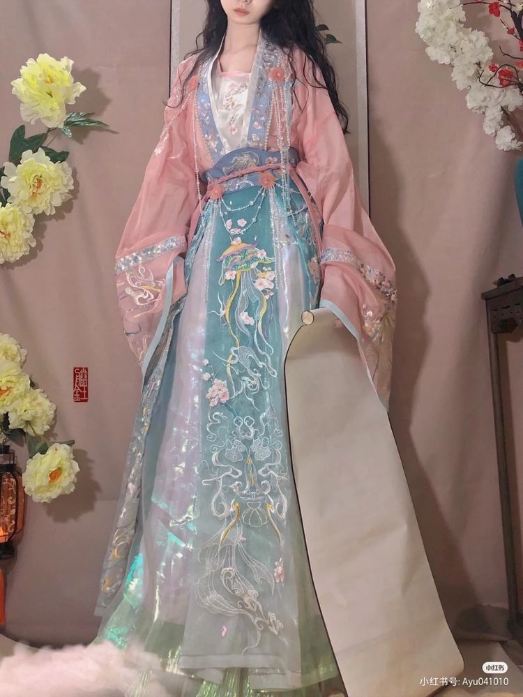 The Flag of Success:The Story of Qipao,the Chinese Icon of Elegance The Flag of Success:The Story of Qipao,the Chinese Icon of Elegance