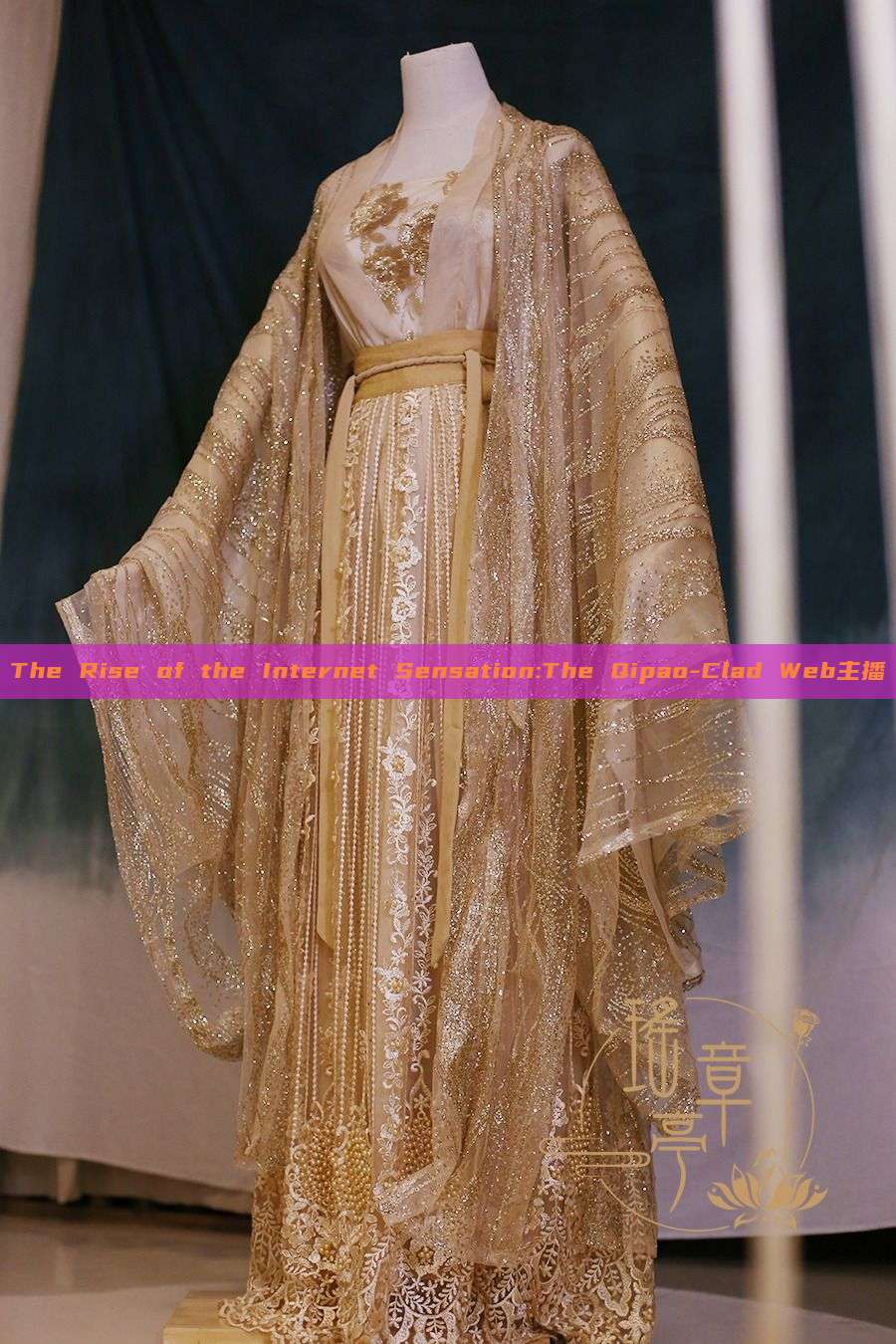 The Rise of the Internet Sensation:The Qipao-Clad Web主播 The Rise of the Internet Sensation:The Qipao-Clad Web主播