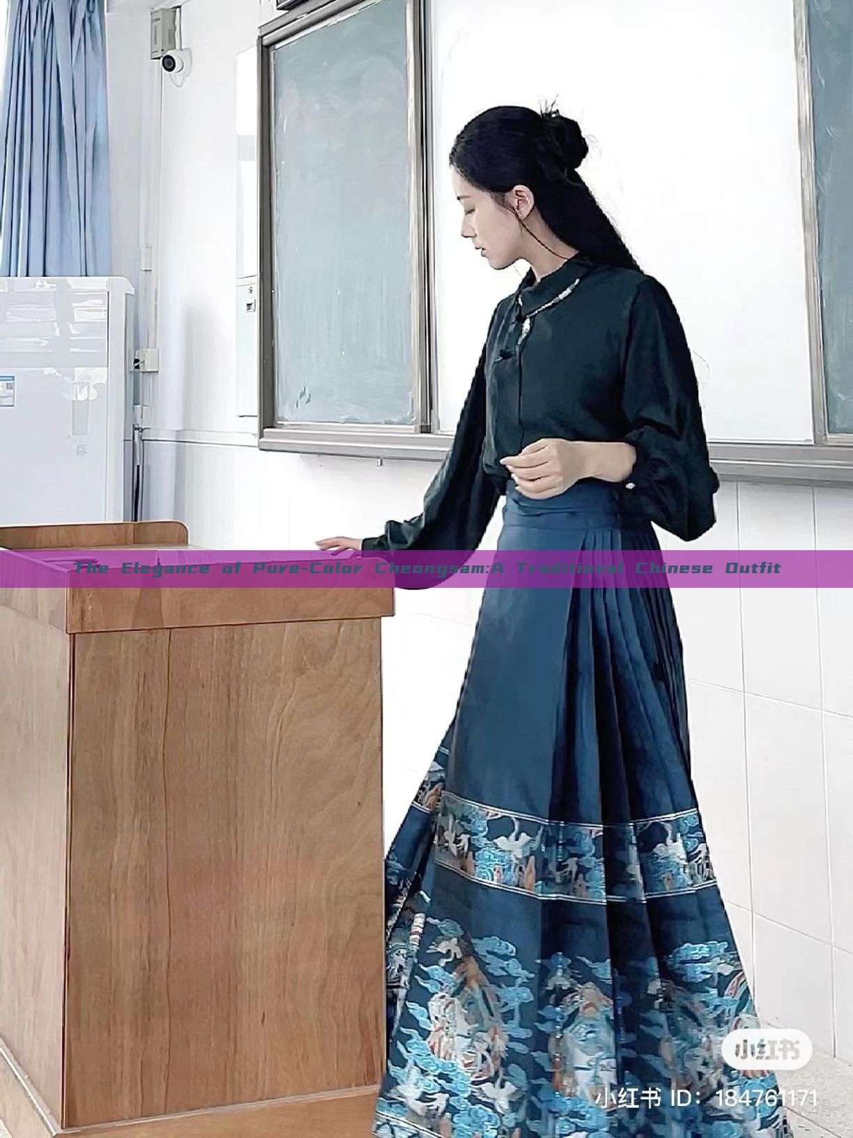 The Elegance of Pure-Color Cheongsam:A Traditional Chinese Outfit The Elegance of Pure-Color Cheongsam:A Traditional Chinese Outfit