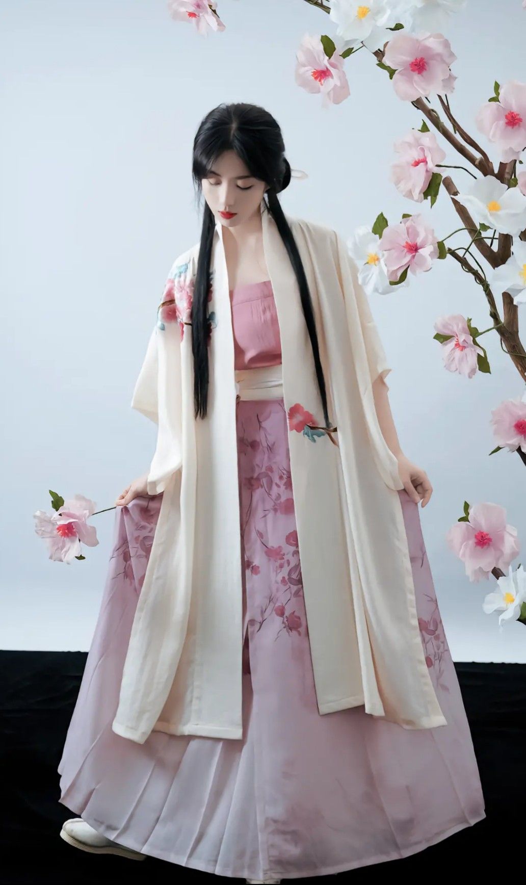 Summer Splendor:Exploring the World of Hanfu in the Gardens of Dreams Summer Splendor:Exploring the World of Hanfu in the Gardens of Dreams