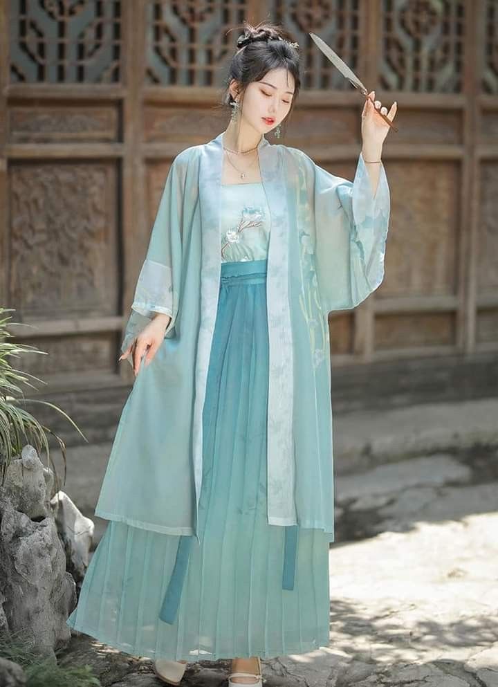 The Charm of Waist-Length Hanfu for Little Girls The Charm of Waist-Length Hanfu for Little Girls