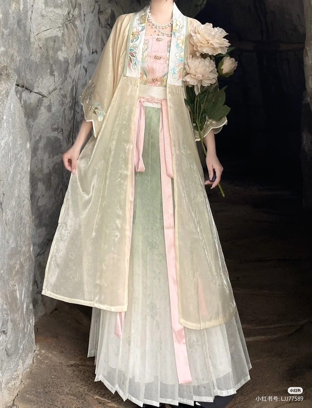 The Charm of a Pastel-White Horseface Skirt:A Tale of Elegance and Tradition The Charm of a Pastel-White Horseface Skirt:A Tale of Elegance and Tradition