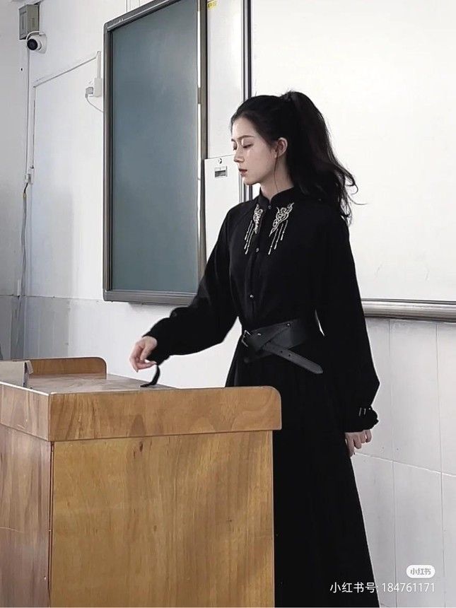 The Perfect Harmony of Traditional Hanfu and Modern School Shoes:A Students Perspective The Perfect Harmony of Traditional Hanfu and Modern School Shoes:A Students Perspective