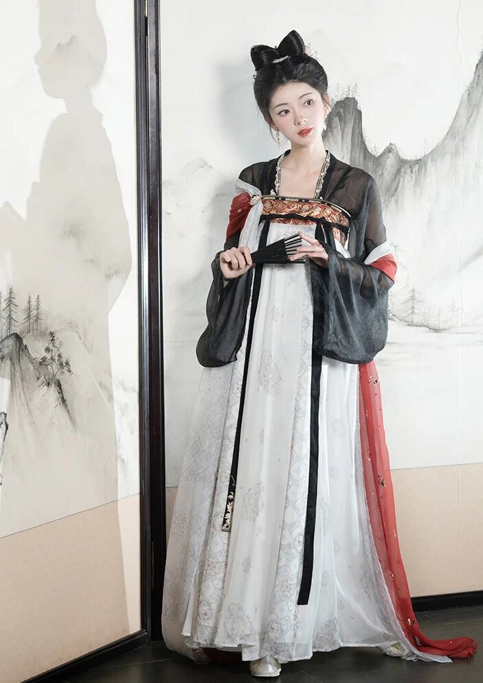 The Chic Way of a 10-Year-Old Girl in Her Cheongsam The Chic Way of a 10-Year-Old Girl in Her Cheongsam