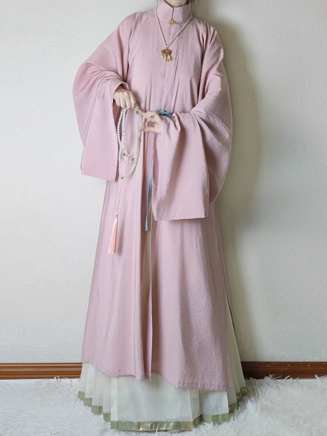 The Allure of a Cold and Elegant Cheongsam:The Qipao as a Symbol of Elegance and Simplicity The Allure of a Cold and Elegant Cheongsam:The Qipao as a Symbol of Elegance and Simplicity