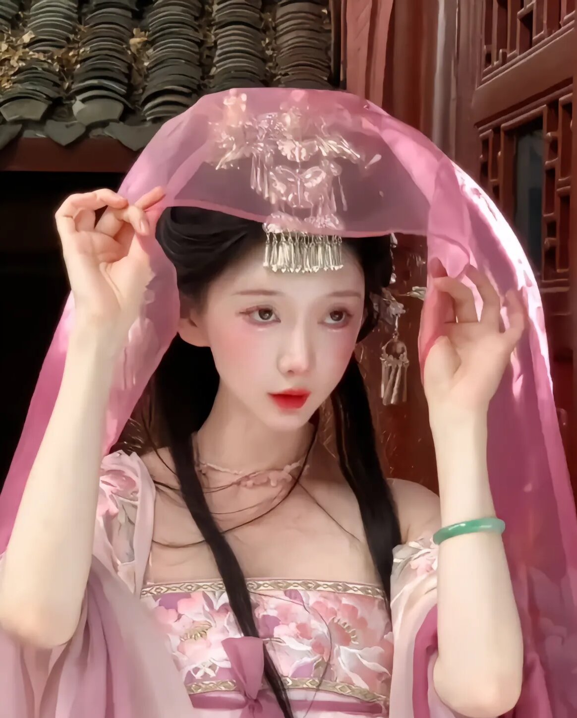 The Charm of White-Bottomed,Pink-Blossomed Cheongsam:A Cultural Icon of Chinese Elegance The Charm of White-Bottomed,Pink-Blossomed Cheongsam:A Cultural Icon of Chinese Elegance