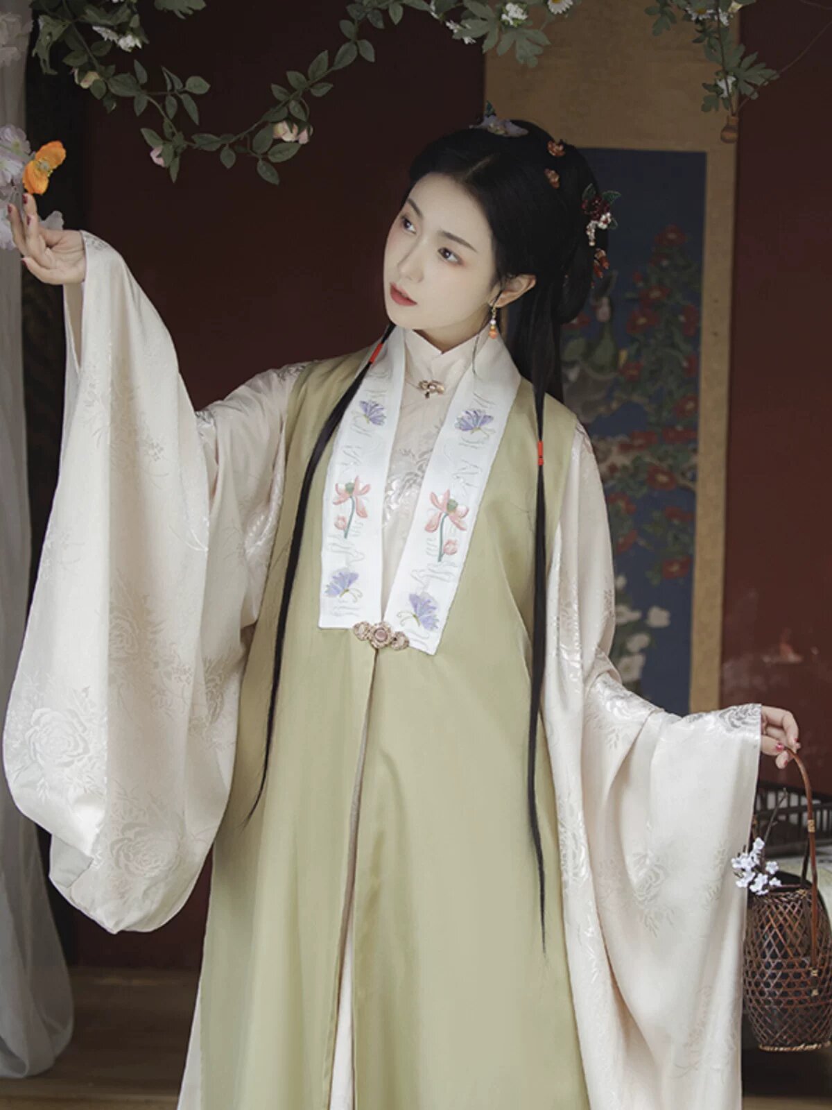 The Fabric of Cheongsam:Exploring the Positioning of Flower Patterns in Traditional Chinese Dress The Fabric of Cheongsam:Exploring the Positioning of Flower Patterns in Traditional Chinese Dress