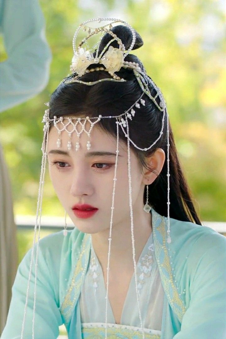 Innovating the Classic Flower-Patterned Cheongsam Dress:The Evolution of a Traditional Look Innovating the Classic Flower-Patterned Cheongsam Dress:The Evolution of a Traditional Look