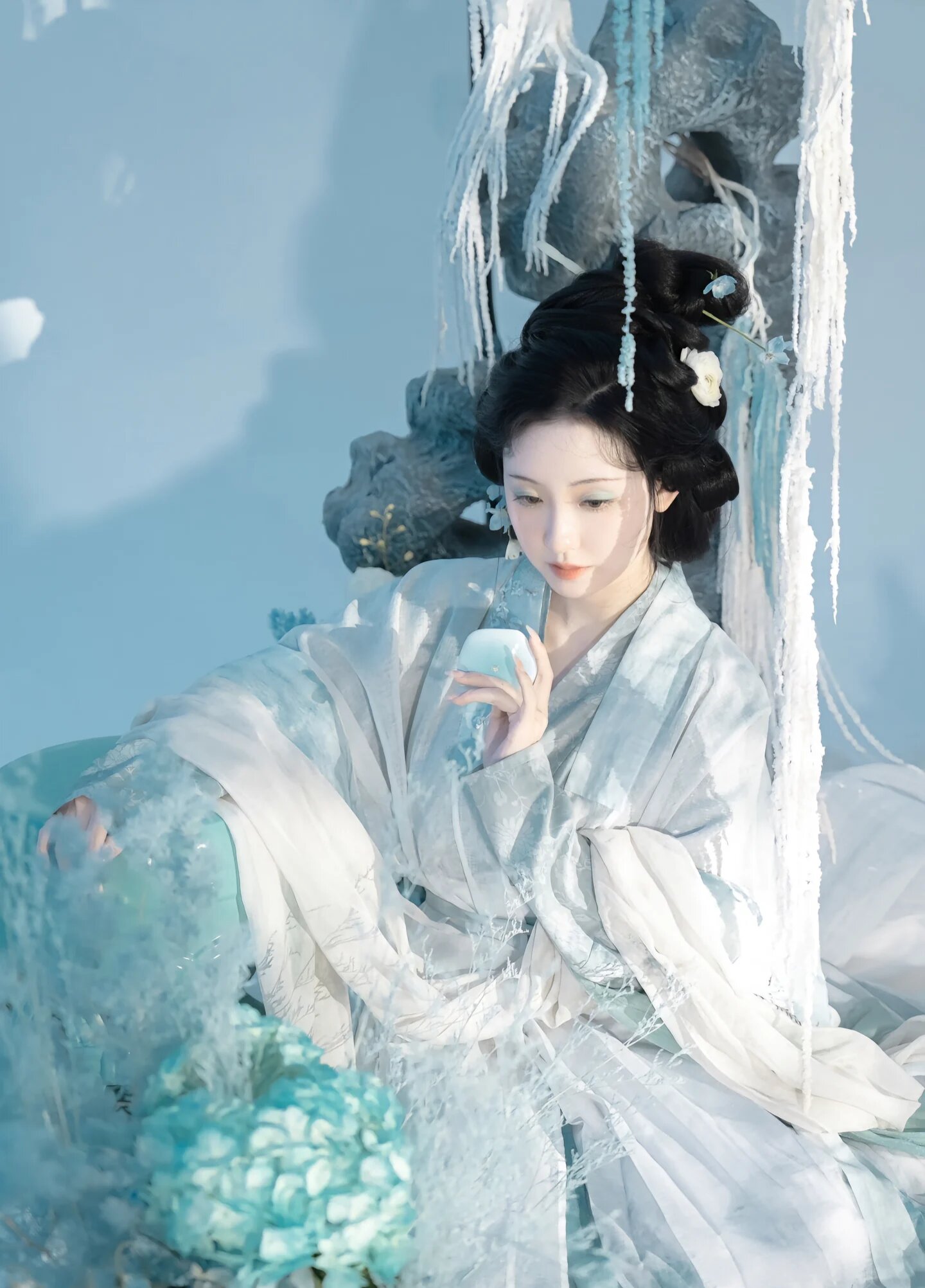Embracing the New Year in a Traditional Womens Cheongsam:A Fashion Statement of Cultural Elegance