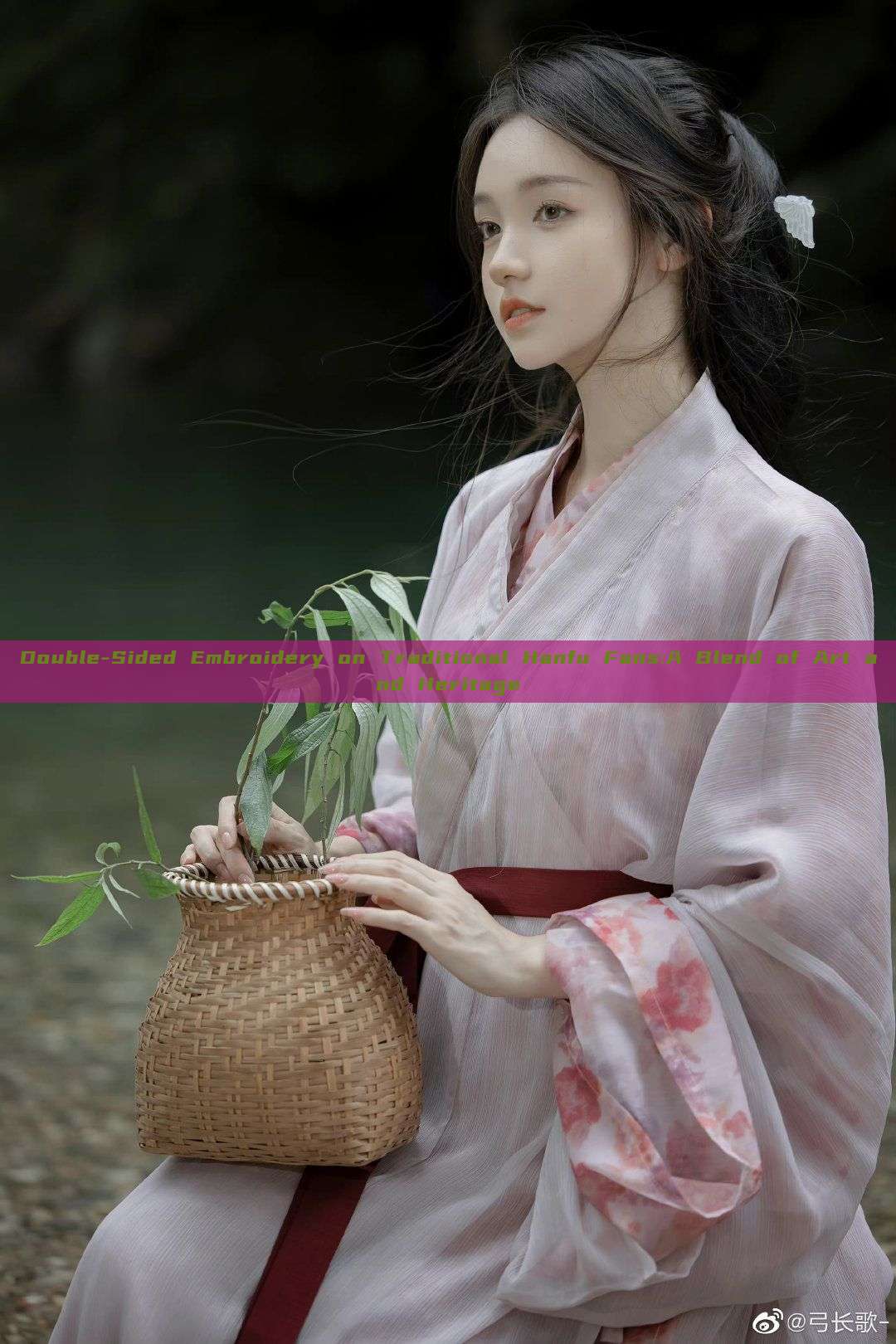 Double-Sided Embroidery on Traditional Hanfu Fans:A Blend of Art and Heritage Double-Sided Embroidery on Traditional Hanfu Fans:A Blend of Art and Heritage