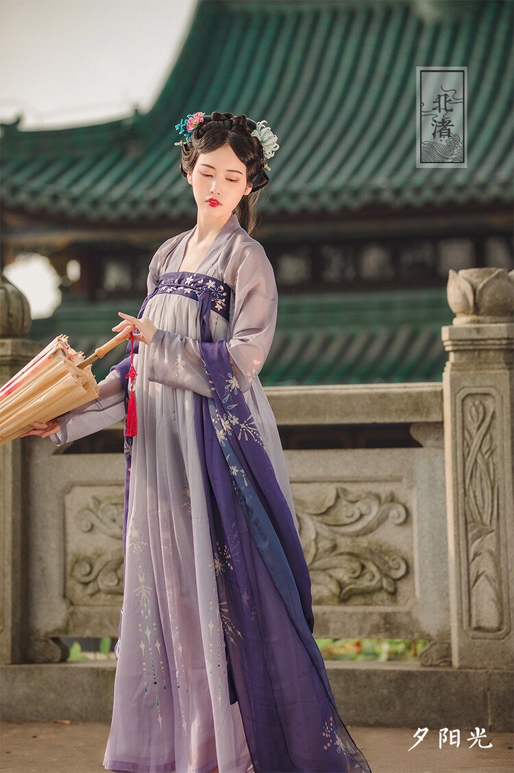 Children in Traditional Hanfu Robes:The Beauty of Cultural Heritage Children in Traditional Hanfu Robes:The Beauty of Cultural Heritage