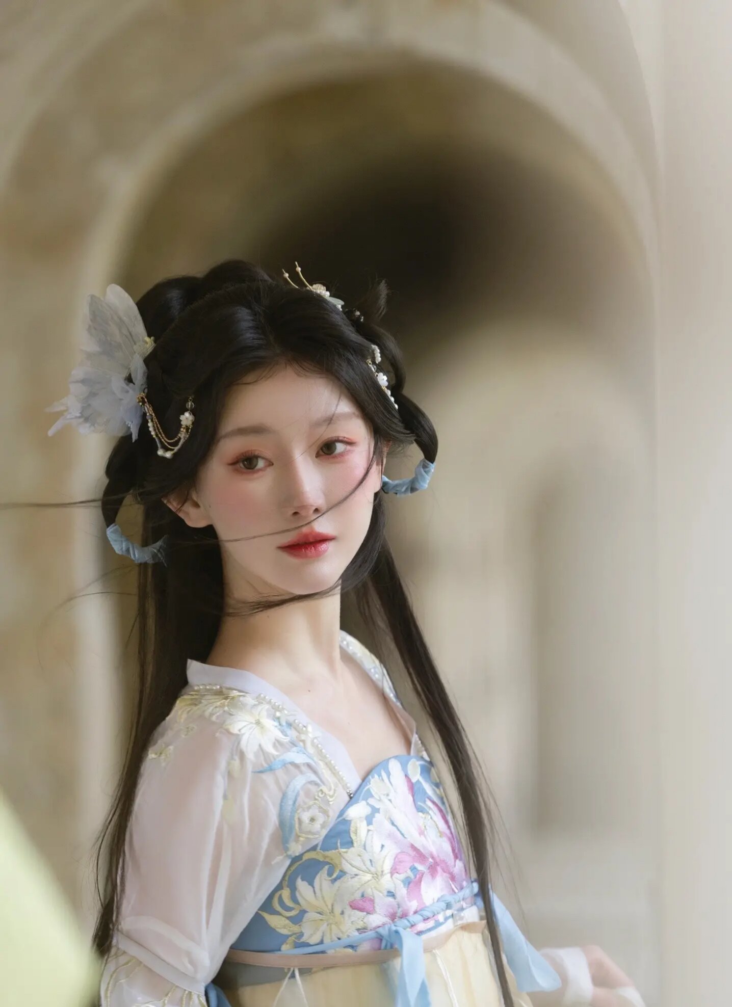 The Story of a Girl in Traditional Chinese Hanfu Clothes and Her Cloth Shoes The Story of a Girl in Traditional Chinese Hanfu Clothes and Her Cloth Shoes
