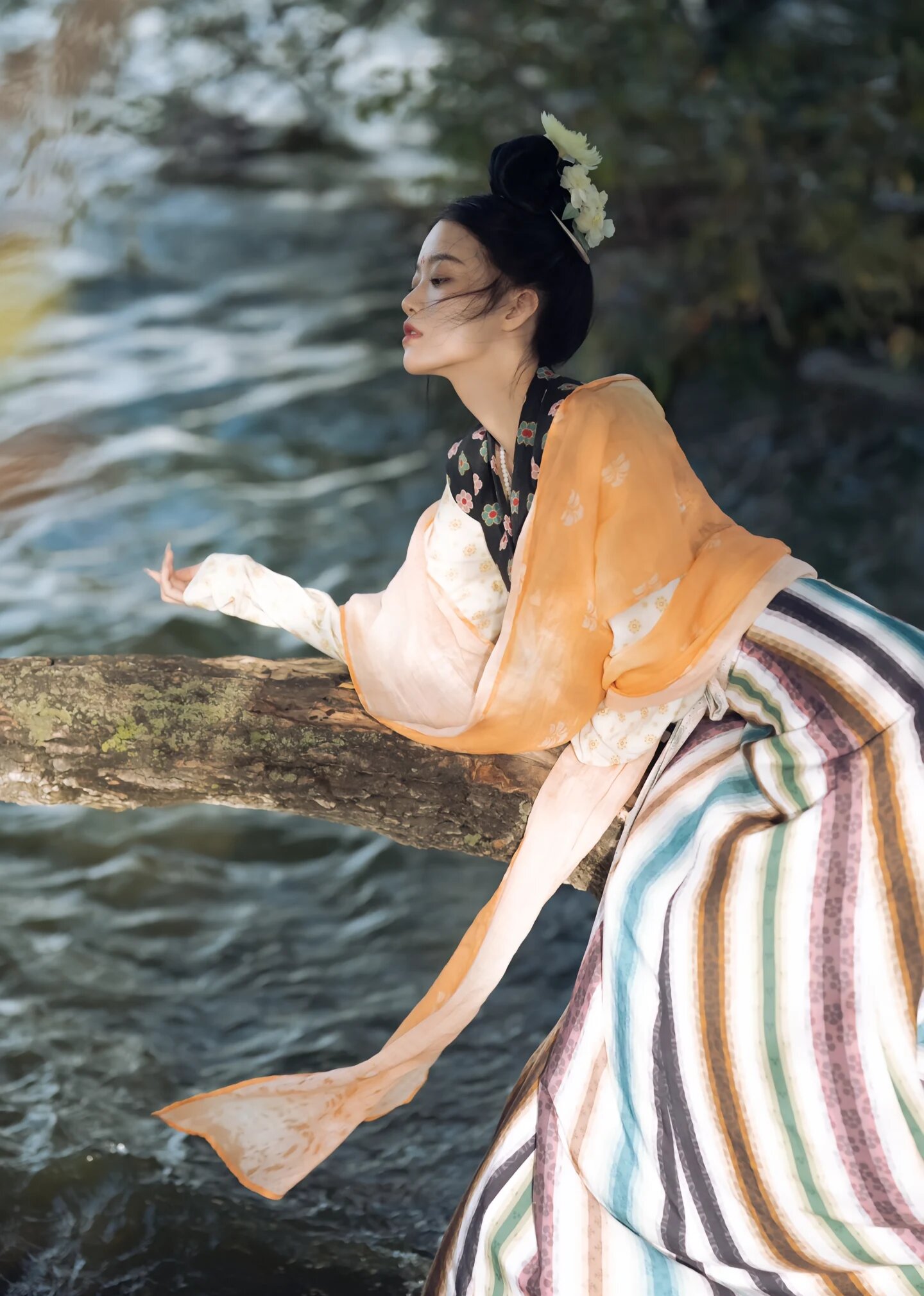 2024 New Style of Vibrant Ink Green Cheongsam:A Blend of Tradition and Modernity