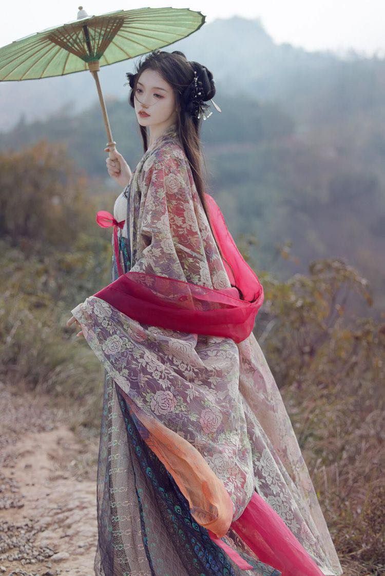 The Red Earring of a Horseface Skirt:A Cultural Exploration The Red Earring of a Horseface Skirt:A Cultural Exploration
