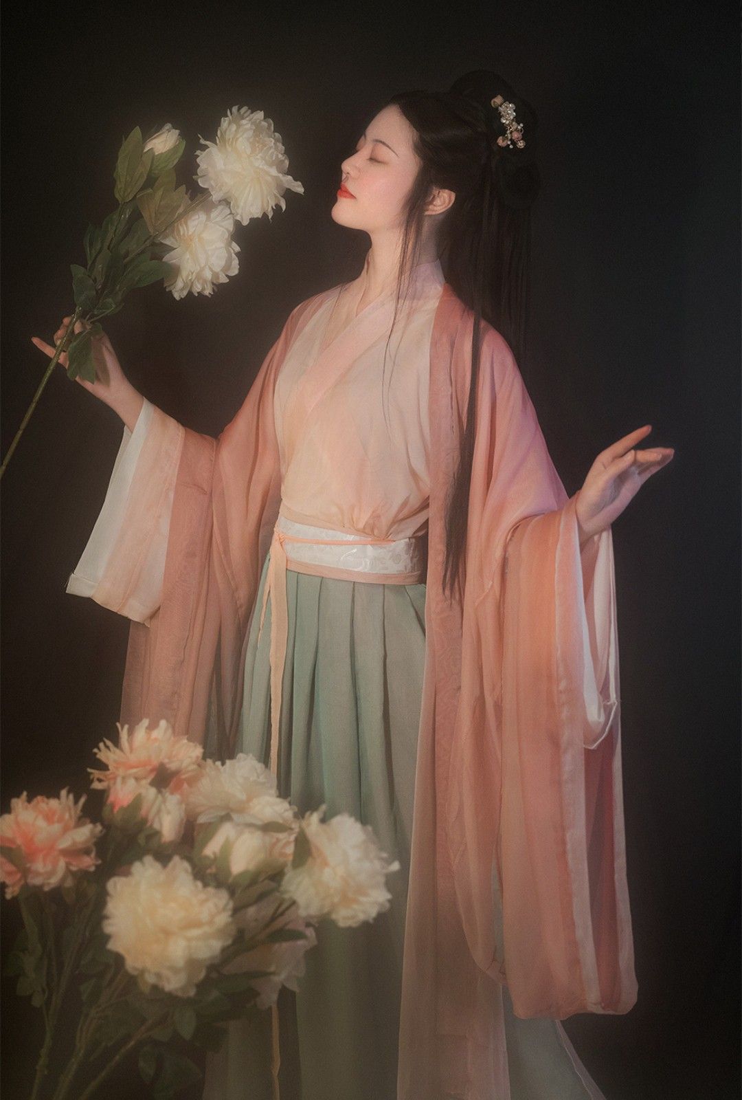 The Splendor of Hanfu Wedding:The Phoenix Headdress as a Symbol of Elegance and Union The Splendor of Hanfu Wedding:The Phoenix Headdress as a Symbol of Elegance and Union