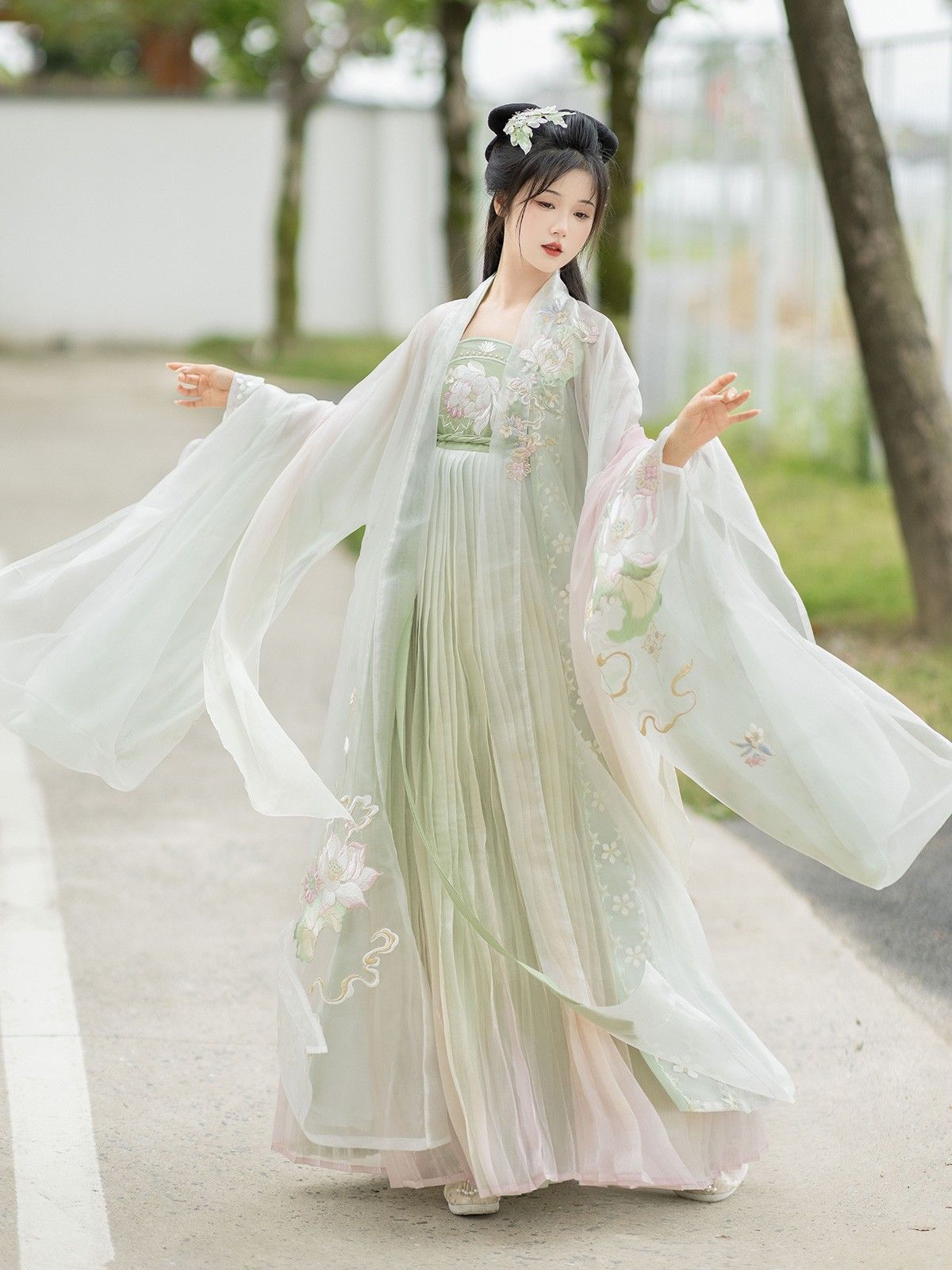 The Enchantment of Traditional Chinese Dress:A Little Girls Journey into Hanfu Fashion The Enchantment of Traditional Chinese Dress:A Little Girls Journey into Hanfu Fashion