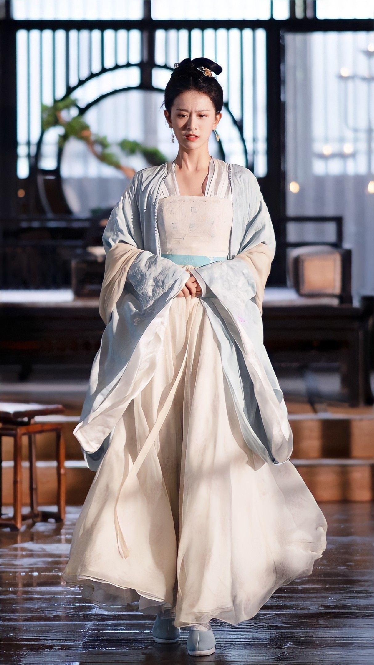 Elegant Black Velvet Cheongsam with Long Sleeves:A Blend of Tradition and Modernity Elegant Black Velvet Cheongsam with Long Sleeves:A Blend of Tradition and Modernity