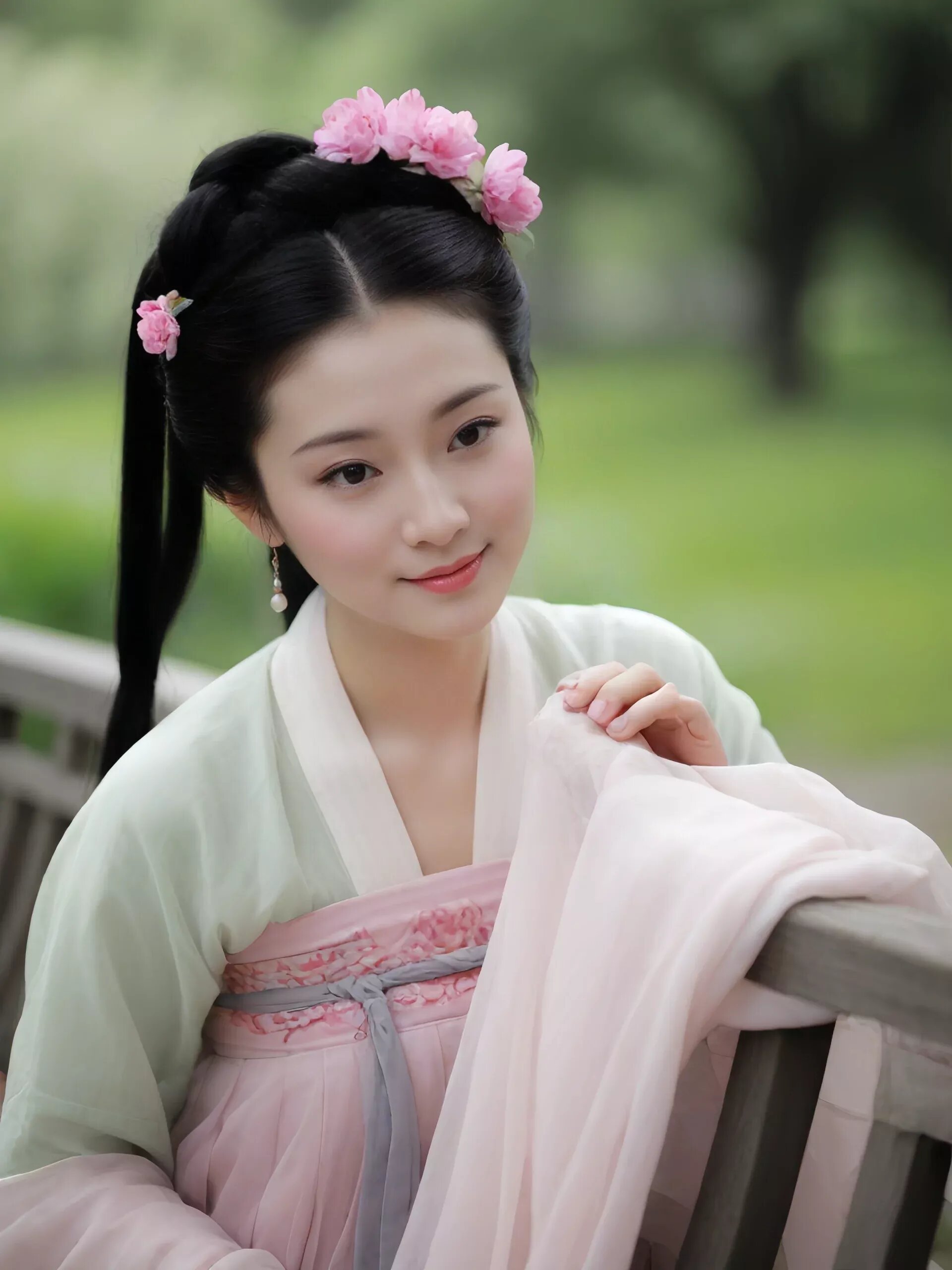 The Elegance of a Green Hanfu Cheongsam:A Waist-Length Journey into Traditional Beauty The Elegance of a Green Hanfu Cheongsam:A Waist-Length Journey into Traditional Beauty