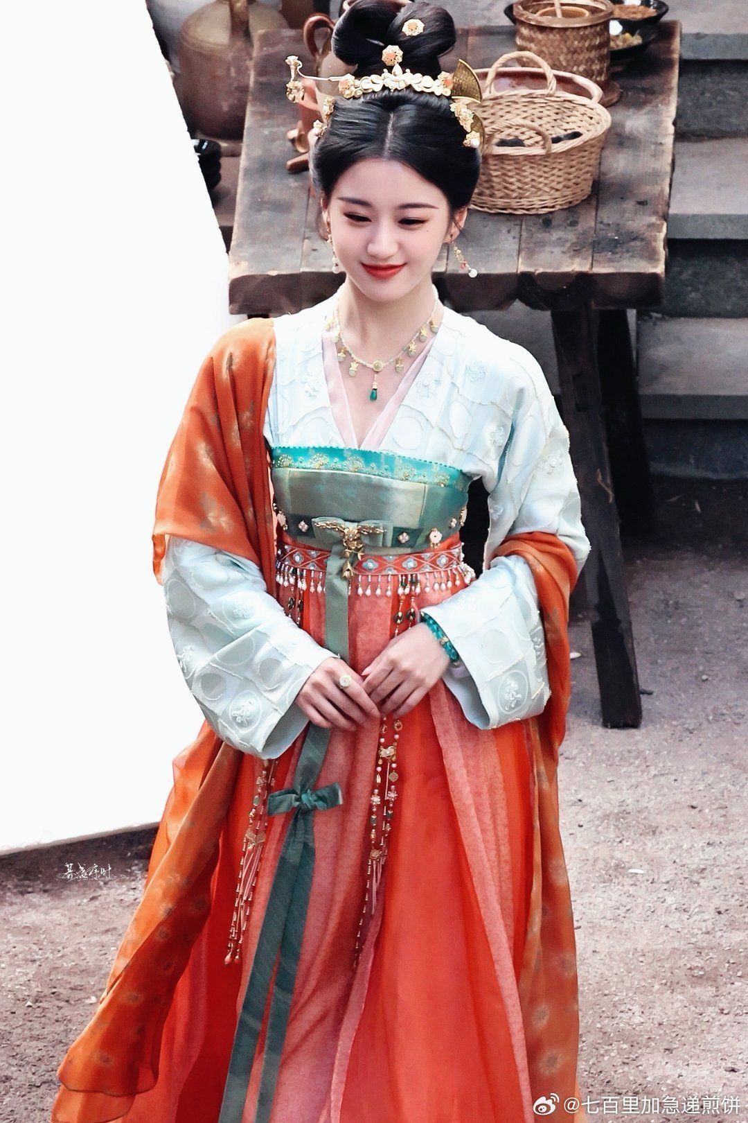 The Enchantment of Blue Hanfu Costume:A Feminine Perspective The Enchantment of Blue Hanfu Costume:A Feminine Perspective